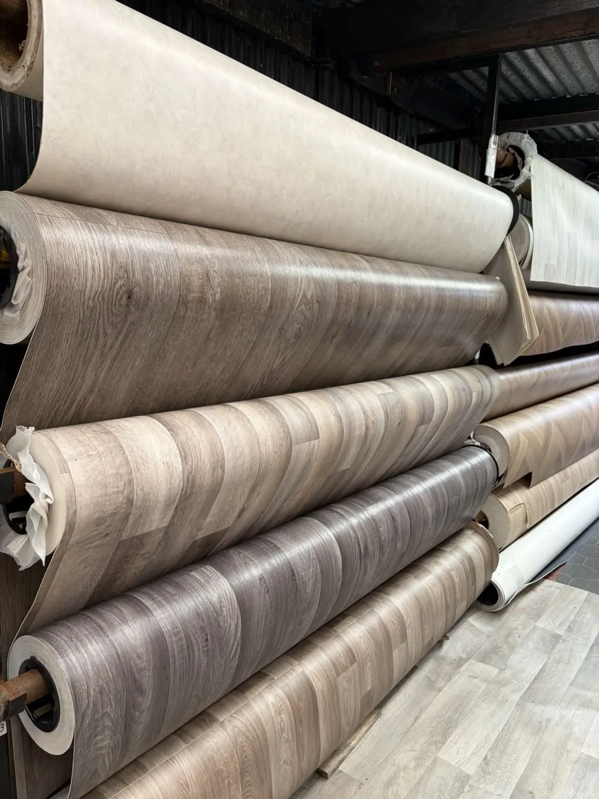 Sheet vinyl rolls in light and grey finishes