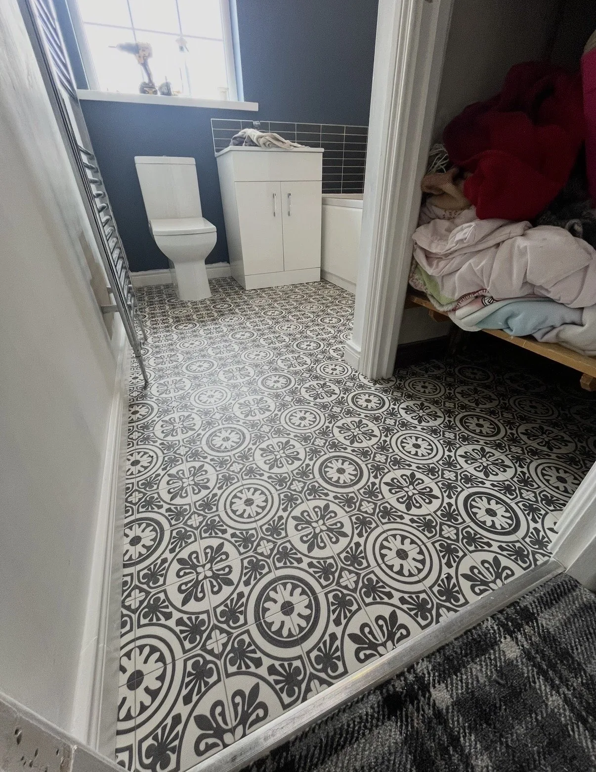 Decorative patterned vinyl fitted in a small room
